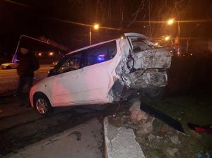 Accident fără precedent în Constanţa! Şoferiţa unui Audi a distrus într-o clipă zece maşini şi a pus la pământ un stâlp de electricitate (Video + Foto)
