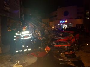 Şoferiţa cu Q7 care a distrus 10 maşini în Constanţa a încurcat frâna cu acceleraţia şi a zburat peste un stâlp (Foto)