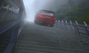 Provocare imposibilă în munţii Tianmen, din China! Un Range Rover înclinat la 45 de grade urcă 999 de  trepte, la 1.500 m altitudine (Video)