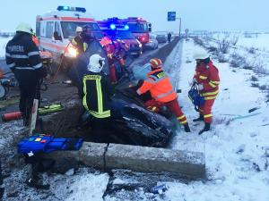 Accident groaznic la Suceava. Un tânăr de 22 ani în stare gravă, după ce a lovit cu maşina un cap de pod (Video)
