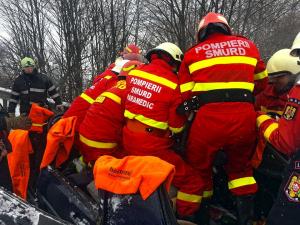 Accidente succesive la Suceava. Două maşini s-au spulberat reciproc pe E85, la Dănila. 3 răniţi grav, încarceraţi (Video)