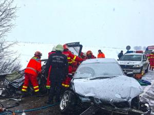 Accidente succesive la Suceava. Două maşini s-au spulberat reciproc pe E85, la Dănila. 3 răniţi grav, încarceraţi (Video)
