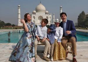 Premierul canadian Justin Trudeau, cu copiii în vizita oficială din India. Portret de familie la monumentului dragostei, Taj Mahal (Foto)