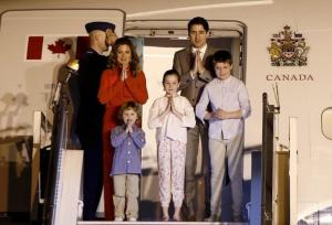 Premierul canadian Justin Trudeau, cu copiii în vizita oficială din India. Portret de familie la monumentului dragostei, Taj Mahal (Foto)