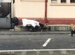Doi tineri din Brăila au ieșit cu un mort la cerșit pe stradă: 'Vă rog, ajutați-mă să-l îngrop' (Foto)