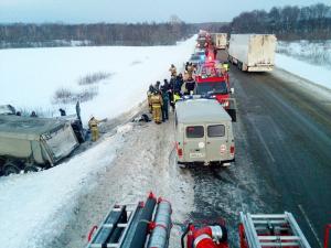 Nouă morţi într-un teribil accident în care un camion a zdrobit un microbuz plin cu oameni, pe una dintre cele mai circulate şosele din Rusia