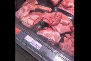 Reacția Kaufland după ce un șoarece a fost filmat printre bucățile de carne din vitrina unui magazin din Curtea de Argeș
