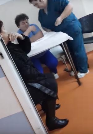Imagini şocante într-un spital din România! Infirmiere filmate când sparg şi scuipă semințe lângă un pacient cu arsuri grave (Video)