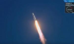SpaceX a intrat în istorie! A lansat cu succes cea mai puternică rachetă din lume. Automobilul lui Elon Musk va ajunge pe orbita lui Marte (Video)