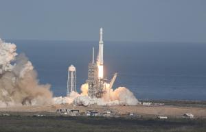 SpaceX a intrat în istorie! A lansat cu succes cea mai puternică rachetă din lume. Automobilul lui Elon Musk va ajunge pe orbita lui Marte (Video)