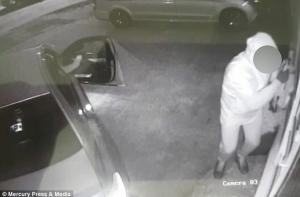 Doi hoţi au furat un BMW fără să îl atingă în numai 90 de secunde cu ajutorul unui echipament special (Video)