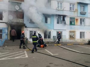 Incendiu într-un bloc din Tecuci. Sunt două victime, iar 21 de oameni, între care şi patru copii, au fost evacuaţi