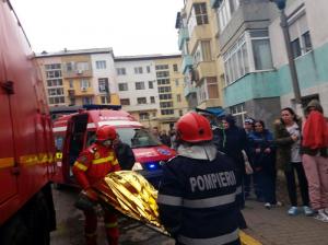 Incendiu într-un bloc din Tecuci. Sunt două victime, iar 21 de oameni, între care şi patru copii, au fost evacuaţi