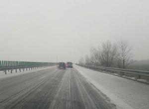 Autostrada Soarelui a fost închisă din cauza zăpezii și a poleiului: 'Nu sunt utilaje. Alunecă mașina și e groaznic' (Foto)