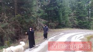 Fostul episcop al Huşilor, filmat în ipostaze compromiţătoare cu un seminarist, a fost surprins în pădure cu maica stareţă a Mânăstirii Văratec (Foto)