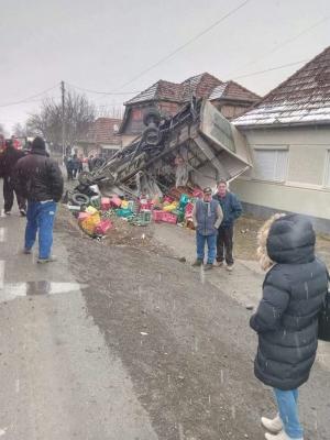 Accident cumplit în Mureş! Un TIR s-a izbit de un cap de pod şi s-a răsturnat peste o casă de la marginea drumului