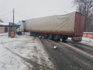 Grav accident la Ghergani. O maşină a fost făcută praf de un TIR, circulaţia e complet blocată între Bucureşti şi Târgovişte