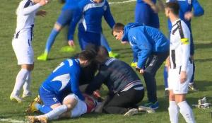 Tragedie pe terenul de fotbal. Un jucător a murit imediat după ce a fost lovit în piept cu mingea (video)
