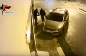 Operațiune masivă a poliției italiene pentru prinderea unor români care spărgeau magazine cu ajutorul unor mașini furate. Imagini din timpul jafurilor