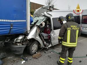 Microbuz plin cu români, strivit sub un TIR pe o autostradă din Italia. Sunt trei victime, după un impact devastator (Foto)