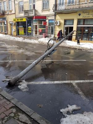 Imagini şocante în Constanţa! Un stâlp de electricitate din beton, de câteva tone, s-a rupt şi a căzut în mijlocul străzii