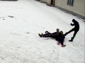 Crima din Bacău, surprinsă de camerele de supraveghere. O mamă a fost ucisă în bătaie de un adolescent drogat (Video)