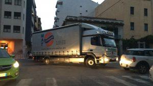 Un şofer român de camion a blocat o oră centrul oraşului Messina (foto)