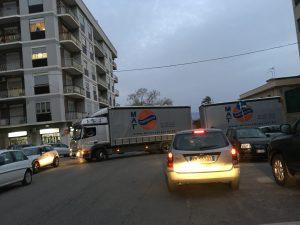 Un şofer român de camion a blocat o oră centrul oraşului Messina (foto)