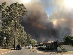 Cel mai mare oraş din Australia e ameninţat de un uriaş incendiu. Suburbiile au fost deja atinse de flăcări (video)