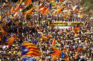 Sute de mii de oameni în stradă, la Barcelona. Se cere eliberarea liderilor separatişti catalani arestaţi (video)