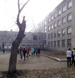 Un liceean rus a înjunghiat mai mulţi colegi cu un cuţit, apoi i-a dat foc unei profesoare. Elevii s-au salvat sărind pe geam, de la etaj (video)