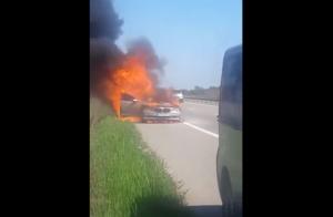 Imagini dramatice pe A1! O maşină a fost cuprinsă de flăcări și a ars sub privirile îngrozite ale oamenilor (Video)