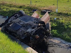 Un tânăr de 17 ani, rănit în teribilul accident de pe autostrada Deva - Nădlac, a murit la spital. Șoferul gonea cu 200 km/h și s-a izbit de un parapet, răsturnându-se (Foto)