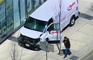 Poliția anunță cel puțin 10 morți și 15 răniți, după ce o furgonetă a intrat în mulțime în Toronto (Canada)