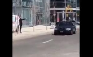 Imagini șocante! Gestul incredibil făcut de bărbatul care a intrat cu furgoneta în mulțime la Toronto în fața unui polițist care îl urmărea