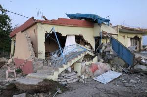 Cutremur de 5,2 grade în Turcia. 13 răniţi şi multe clădiri distruse