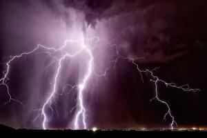 Vremea 25 - 27 aprilie. Meteorologii ANM anunţă furtuni de vară şi grindină