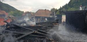 Un tânăr de 23 de ani din Bacău a dat foc casei părinteşti şi a fugit. Au ars şi casele a trei vecini, poliţia îl caută pe incendiator