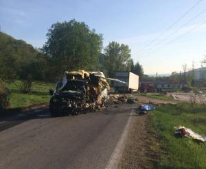 Imagini teribile pe o şosea din Bacău, unde un bărbat a murit într-un accident în care două autoutilitare s-au ciocnit frontal