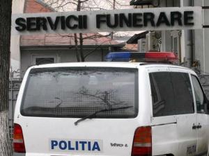 Poliţist sucevean, prins cum cară  morții la înmormântări. "Dacă îl cauți la Poliție, nu-l găsești, el cară morții din spital, de la Ilișești!"