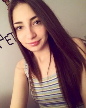Ea este adolescenta găsită moartă, pe jumătate dezbrăcată, într-o pădure din Botoşani. Fata are 18 ani, iar criminalul ei, 16!