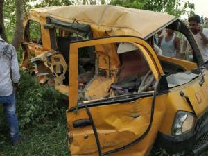 Un autobuz şcolar a fost făcut praf de un tren, în Uttar Pardesh. Cel puţin 13 copii au murit, şi mai mult de 10 sunt grav răniţi