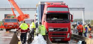 Un TIR românesc plin cu saci de făină s-a răsturnat pe o autostradă din Germania şi a paralizat tot traficul
