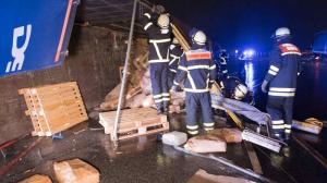 Un TIR românesc plin cu saci de făină s-a răsturnat pe o autostradă din Germania şi a paralizat tot traficul