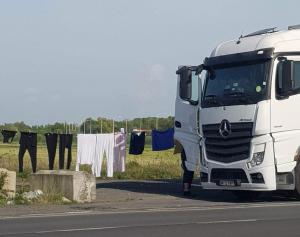Un şofer român de TIR şi-a spălat hainele la mână şi le-a întins la uscat pe marginea unei şosele din Franţa