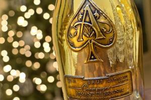 Notă de infarct într-un club din Mamaia! Aseară s-a "spart" Regina Şampaniilor, în valoare de 100.000 de euro