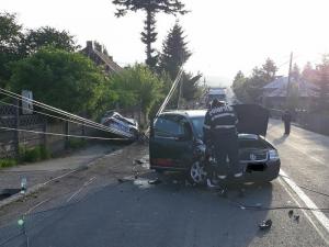 Accident cu 7 victime în Bistriţa-Năsăud. Un stâlp de electricitate a făcut praf una dintre maşini