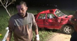 Rupt de beat, un şofer a zburat cu Dacia şi s-a înfipt într-un mal de pământ. Reacţia când vede aparatul etilotest este incredibilă (Video)