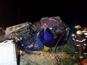 Imagini de groază la un accident în Satu Mare. Un copil de 12 ani şi tatăl lui, victime ale impactului cu un cap de pod
