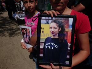 Lacrimi pentru Petronela! Fata ucisă într-o pădure din Botoşani, condusă pe ultimul drum de sute de oameni. Imagini sfâşietoare de la înmormântare (Video)